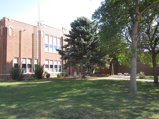 Large school building on 4 acres with 2 Gyms in Clarkfield, Minnesota. $109,000