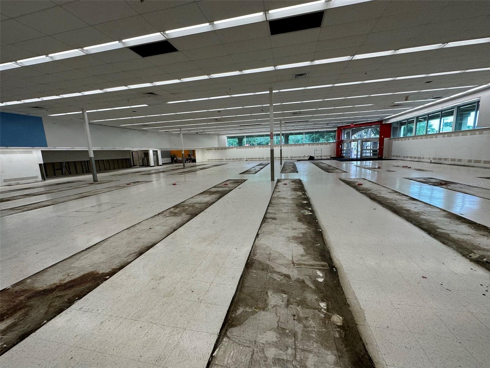 Large Commercial Storefront in Tampa, Florida - perfect for Church, School or Daycare - $5,250,000